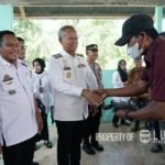 Serahkan Bantuan Hand Traktor, Bupati Luwu Ajak para Petani Rajin Berinfaq dan Sedekah