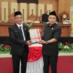 Wakili Bupati Luwu, Asisten III Serahkan Ranperda P-APBD 2023 ke DPRD