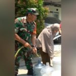 Pangdam XIV Hasanuddin Mayjen TNI Totok Imam Santoso Salurkan Bantuan Air Bersih ke Warga