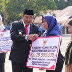 Hari Pahlawan Nasional, Pj Gubernur Sulsel dan Pangdam XIV Hasanuddin Serahkan Bantuan untuk Korban Bencana Sosial