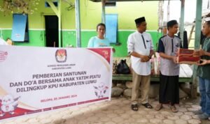 Berbagi Kebahagiaan, KPU Luwu Berikan Santunan dan Doa Bersama Anak Yatim Piatu