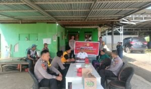 Gelar Jumat Curhat, Kapolsek Bahodopi dengar Aspirasi dan Bagi Sembako di Pondok Pesantren Darul Muntadzar