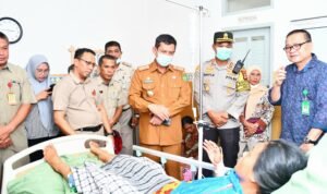Sekda dan Kapolres Palopo Besuk Korban Longsor di RS At Medika