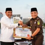 Leonard Simanjuntak Pamit Pindah Tugas, Pj Gubernur Sulsel Berikan Penghargaan