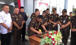 Penandatanganan Prasasti, Kajati Sulteng Resmikan Kantor Kejari Morowali