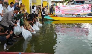 Penjabat Gubernur Sulsel Kunjungi Soppeng, Tebar 160 Ribu Benih Ikan di Salomate