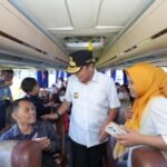 Penjabat Gubernur Sulsel Lepas 500 Peserta Mudik Gratis, Beri Bantuan Paket Sembako