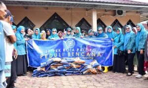 TP PKK Palopo Salurkan Bantuan Korban Banjir Bandang dan Longsor Luwu