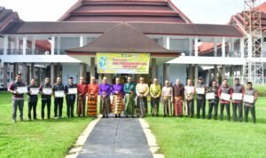 Peringati Hardiknas 2024, Kapolres Lutra Serahkan 200 Paket Perlengkapan Sekolah di Tiga Kecamatan