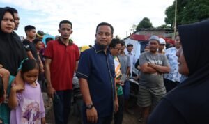 Andi Sudirman-Andi Amar Kunjungi Korban Banjir di Wajo, Bawa 20 Ton Beras