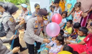 Polres Palopo Beri Trauma Healing untuk Anak-anak Korban Banjir Bandang dan Longsor di Luwu