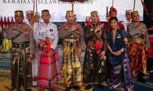 Kedatuan Luwu Beri Pin Emas dan Keris ke Kapolri dalam Rakernis Baharkam Polri di Makassar