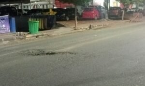 Warga Keluhkan Jalan Andi Kambo Palopo Berlubang, Pemerintah Dianggap Tutup Mata