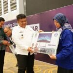 Pj Bupati Luwu Serahkan 18 Unit Smartboard di Pembukaan Coaching Clinic Komunitas Belajar