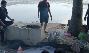Nikmatnya Berlibur di Pantai Labombo Palopo Sambil Bakar Ikan