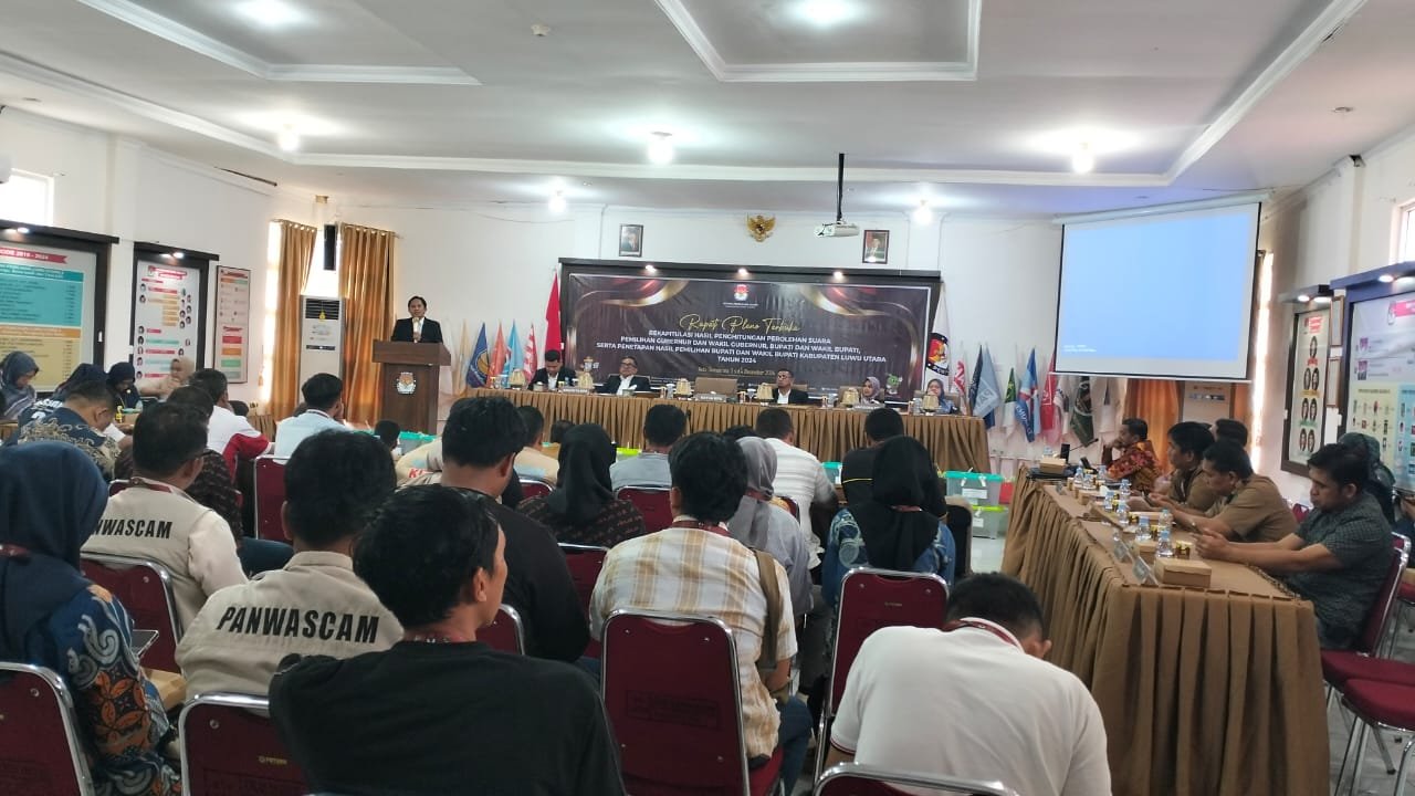 Rapat pleno terbuka rekapitulasi hasil penghitungan perolehan suara pemilihan Gubernur dan Wakil Gubernur Sulawesi Selatan, serta Bupati dan Wakil Bupati Luwu Utara, Selasa, 3 Desember 2024, di Aula Demokrasi KPU Luwu Utara. (accy/granmedia.net)