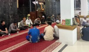 Kapolres Palopo Sampaikan Pesan Kamtibmas Lewat ‘Mangiruk Kopi Sholawat’ di Masjid Nurul Yaqin