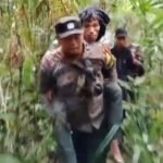 Demi Evakuasi, 2 Anggota Polisi Polres Luwu Utara Ini Bergantian Gendong Salmon Sejauh 12 Km