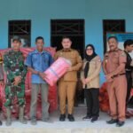 Wabup Luwu Devy Bijak Serahkan Bantuan Bagi Korban Banjir di Lamasi Timur