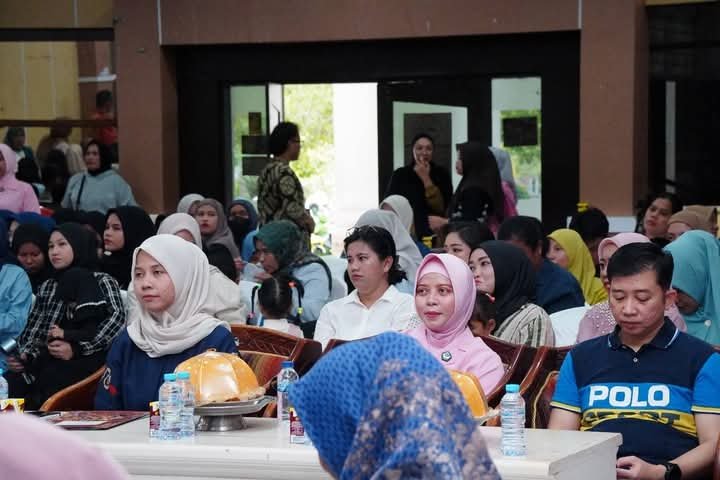 Kepala Dinas Pendidikan Kota Palopo, Asnita Darwis (kiri) membuka kegiatan Grand Final Pemilihan Putri Kartini Kota Palopo 2025. (ist)