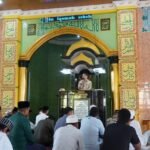 Safari Jumat di Wara Timur, Pj Wali Kota Palopo Serahkan Sertifikat Masjid Al Ikhwan