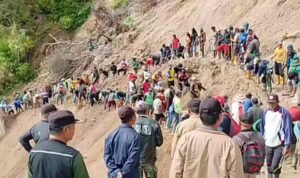 Warga Gotong Royong Perbaiki Jalan Longsor di Rongkong, Pemerintah Belum Tiba