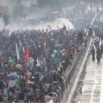 Gas Air Mata dan Motor Trail, Polisi Paksa Mundur Massa DPR