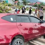 Sopir Tewas Usai Mobil Sigra Terperosok ke Saluran Air di Palopo