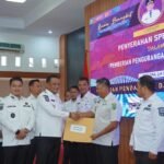Bupati Luwu Serahkan SPPT PBB-P2 Hasil Revisi Pengurangan NJOP Tahun 2025